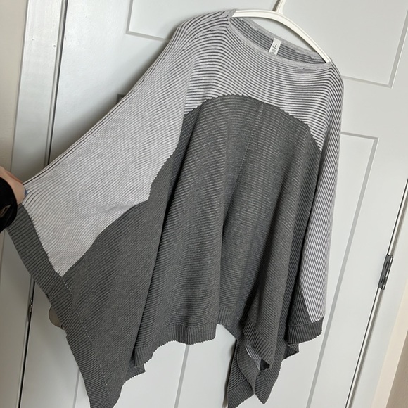 Lululemon It All Lines Up Poncho in Heathered Core Ultra Light Grey Size OS - Picture 3 of 9